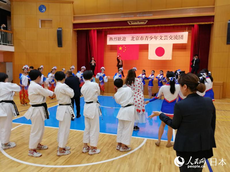 日本高中生在現場向團員們請教中國傳統民族舞蹈表演技法。