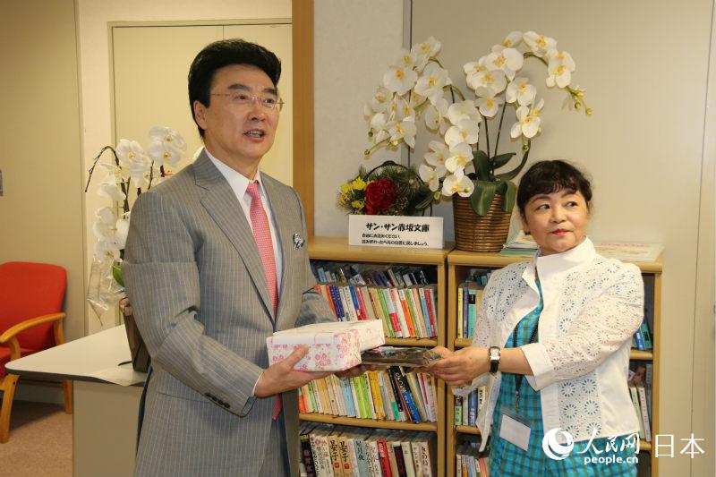 在日中國企業協會會長王家馴向養老院負責人贈送禮物