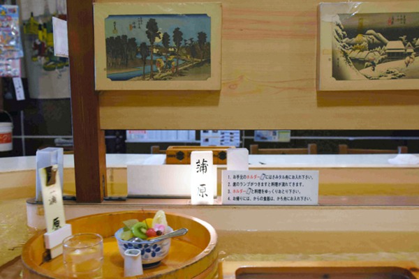 日本推出流水咖啡馆 饮食随流水送至顾客面前（图片来源：朝日新闻网站）