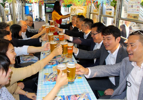 日本豐橋市再次推出“啤酒電車” 可在車內無限暢飲（圖片來源：朝日新聞網站）