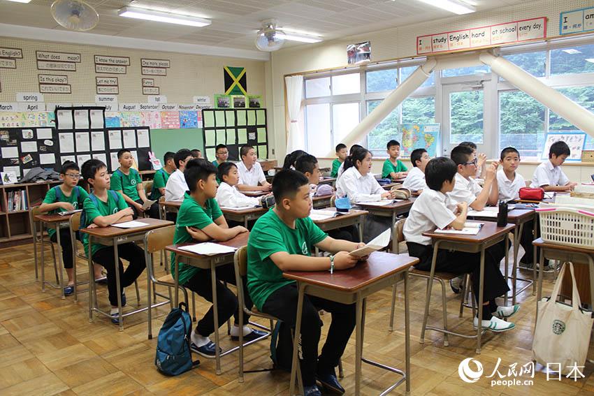 青少年体验团与日本学生共同学习书法。