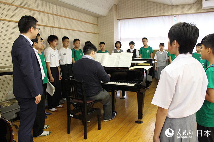 青少年体验团与日本学生共同上课，体验日本文化教育。