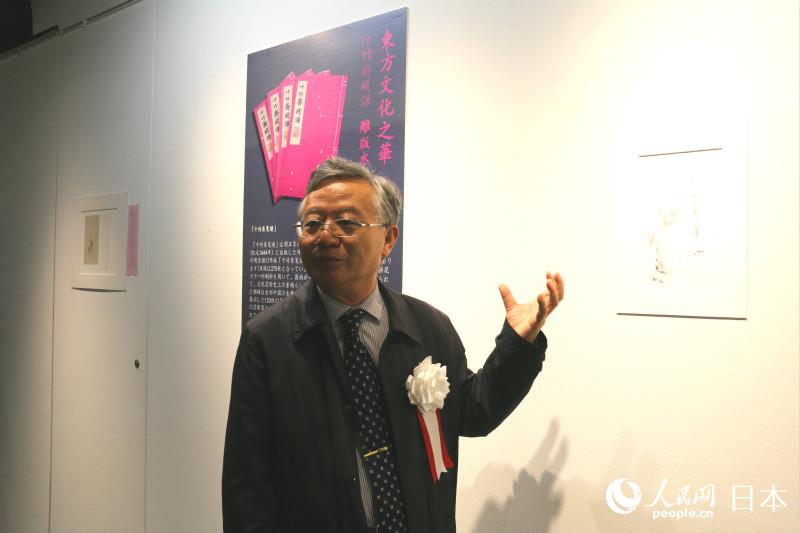 南京市地方志學會副會長、古籍收藏協會會長薛冰向人民網記者詳細介紹了《十竹齋箋譜》的歷史文化價值以及古籍的保護與傳承。