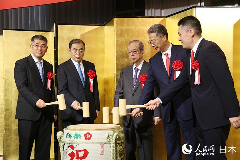 嘉賓共同敲碎裝滿日本清酒酒桶的蓋子，慶祝中國光大集團東京代表處開設。