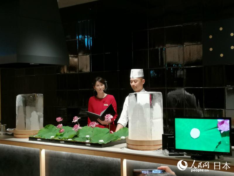 “新業態餐廳”KIKKOMAN LIVE KITCHEN TOKYO，廚師現場展示菜品制作。