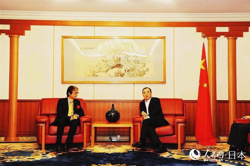 中國航空集團副總裁曹建雄向中國駐日大使孔鉉佑介紹中國航空集團大型精准扶貧項目。（馮學敏 攝）