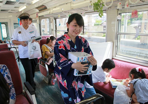 日本富士急行线推出风铃“纳凉电车”（图片来源：朝日新闻网站）