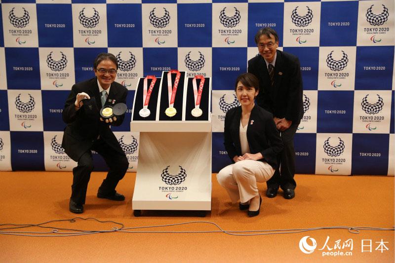 東京殘奧會獎牌設計者鬆本早紀子（中）出席發布會 。