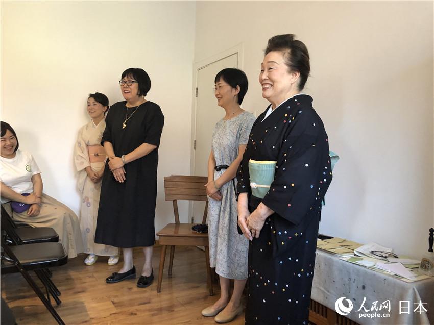 日本装道礼法和服学院评议员五十岚君子（最右：摄影·玄番登史江）。