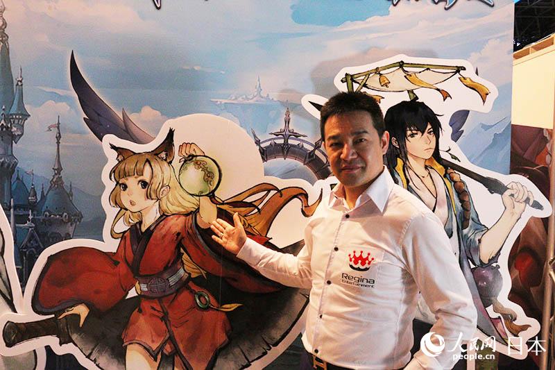 Regina Entertainment株式會社社長半沢龍之介向記者介紹中國水墨風手游《妖怪奇談》。