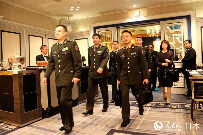 2019年度中國人民解放軍校級軍官代表團成員步入會場。