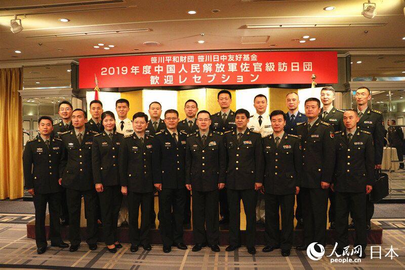 2019年度中國人民解放軍校級軍官代表團成員合影留念。