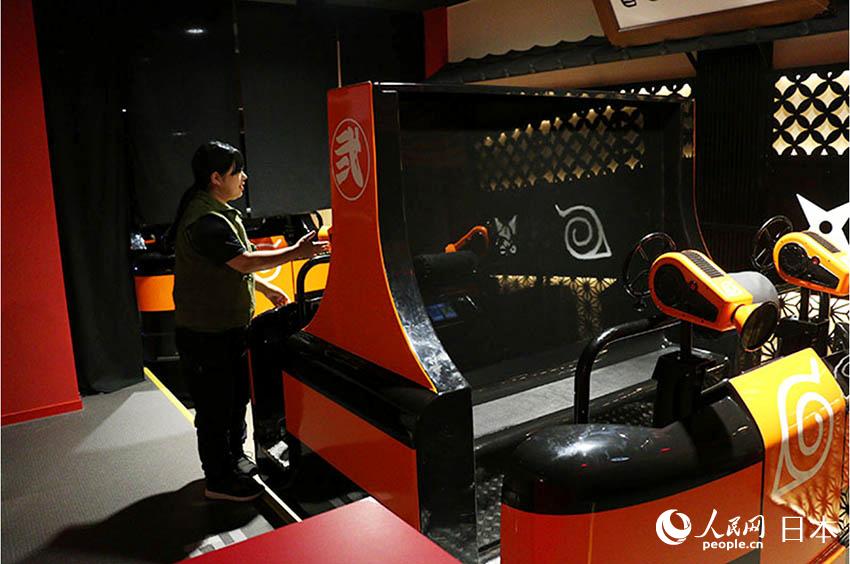 “3D科學忍具道場”內游客可以一邊“乘車”一邊進行射擊體驗。