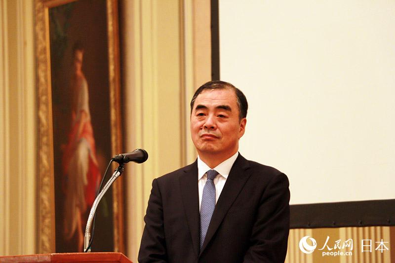 中國駐日本大使孔鉉佑聆聽與會者就如何促進中日關系的提問。