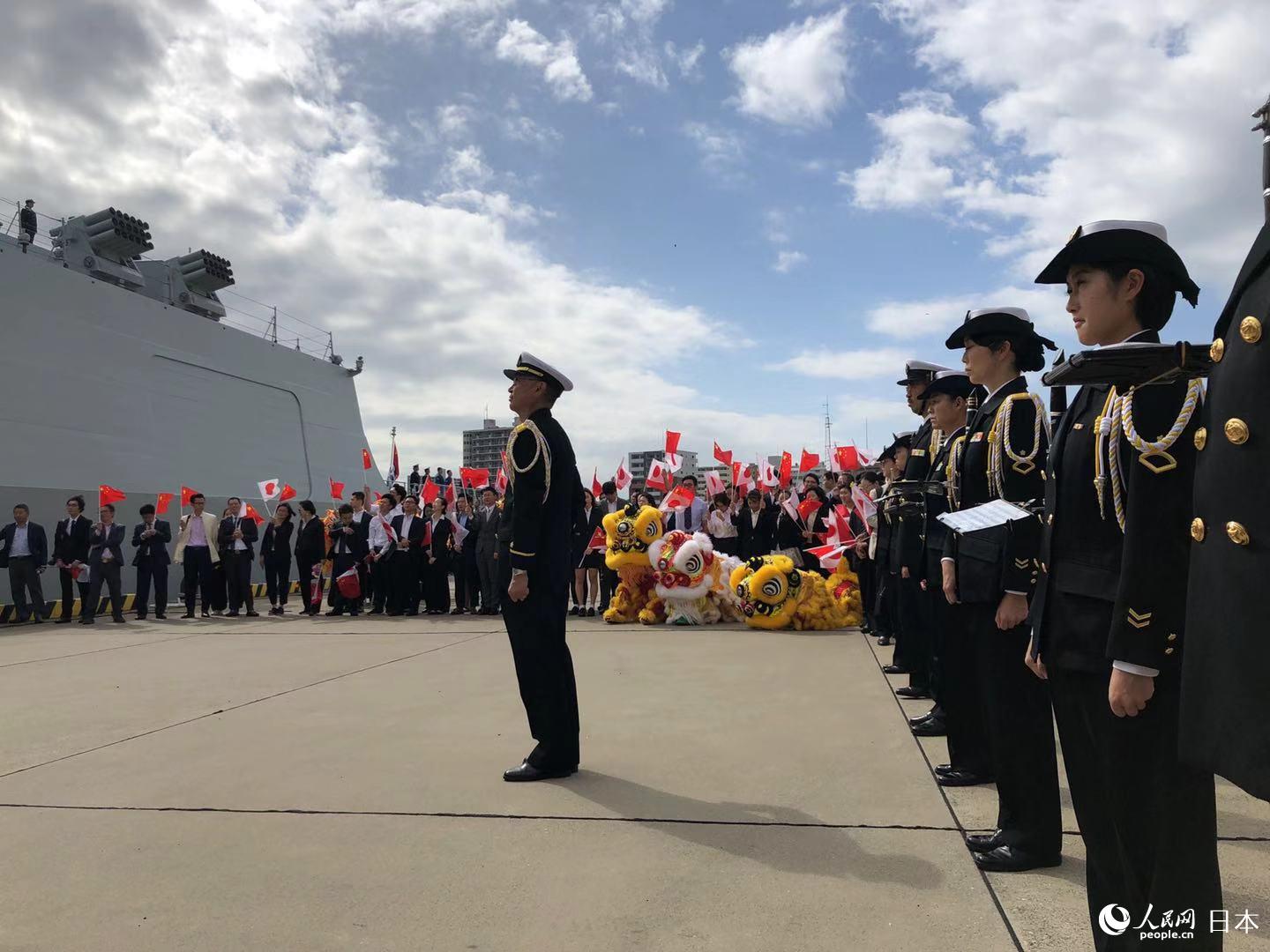 中國海軍新型導彈驅逐艦太原艦抵達日本橫須賀港。