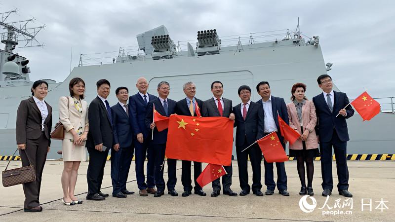 中國駐日本大使館經濟商務處和中資企業代表在碼頭歡迎太原艦訪日。