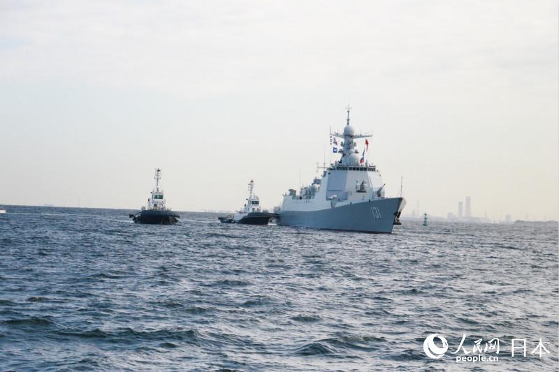 中國海軍太原艦抵達日本橫須賀參加國際艦隊閱艦式。