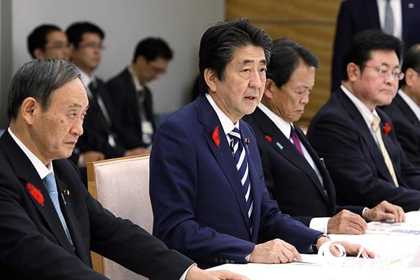 13日，日本總理安倍晉三在首相官邸召開緊急災害對策總部會議。（圖片來源：日本首相官邸網站）