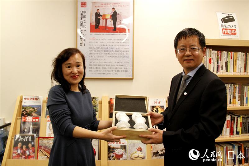中國文化中心副主任馬曉琛向北京市委宣傳部常務副部長趙衛東贈送紀念品。（李沐航 攝）