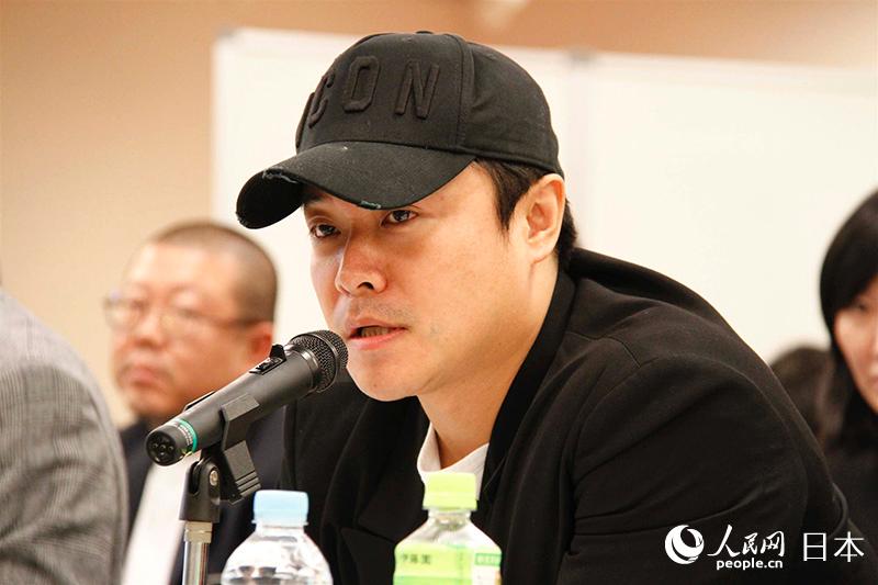 中國導演陳思誠在“中日電影合作交流·北京圓桌會”上致辭。（李沐航 攝）