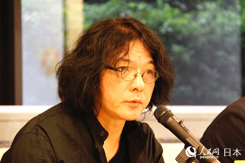 日本導演岩井俊二在“中日電影合作交流·北京圓桌會”上致辭。（李沐航 攝）