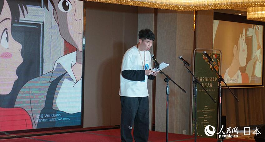 影視組特等獎獲得者朱星宇在台上表演。（攝影·許文金）