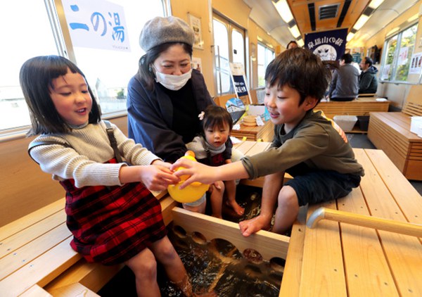 日本：为纪念汤之山温泉开汤1300周年 “足汤列车”亮相