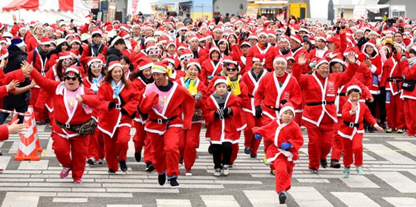 東京3500個聖誕老人賽跑 籌款捐贈患病兒童（圖片來源：朝日新聞網站）