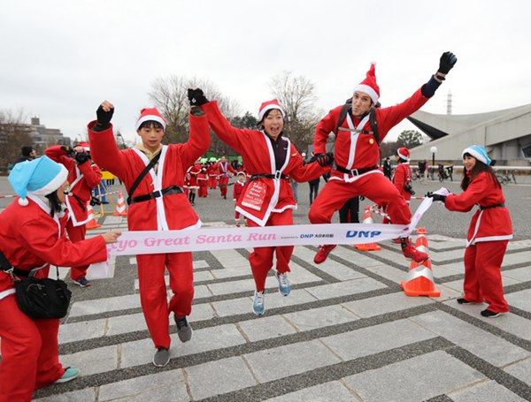 東京3500個聖誕老人賽跑 籌款捐贈患病兒童（圖片來源：朝日新聞網站）