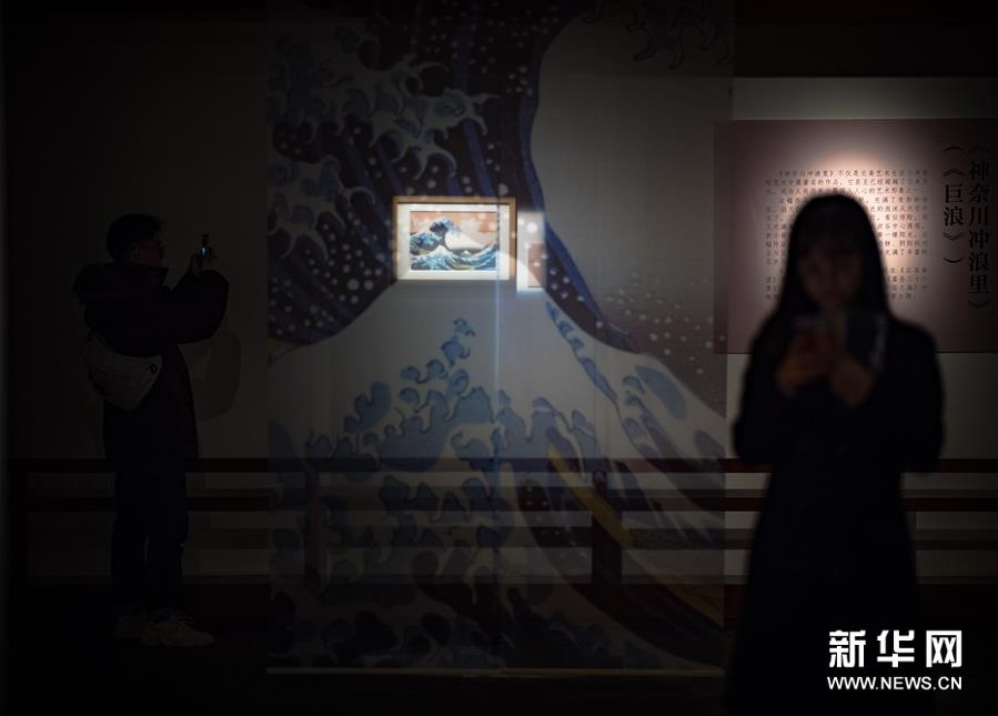 1月15日，參觀者在湖北省博物館觀看展出的作品《神奈川沖浪裡》。新華社記者 肖藝九 攝