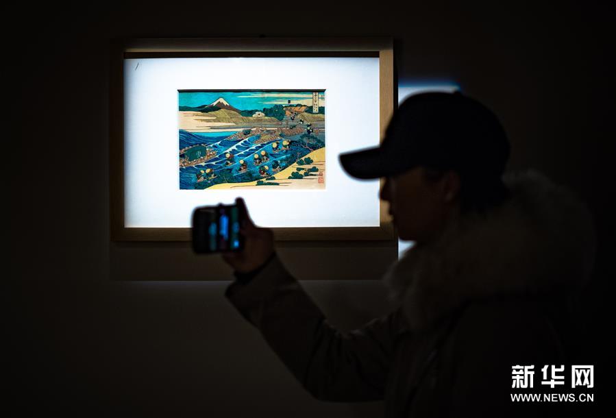 1月15日，參觀者在湖北省博物館觀展。新華社記者 肖藝九 攝