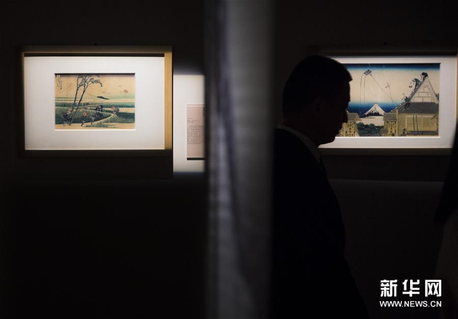 1月15日，參觀者在湖北省博物館觀看展出的作品。新華社記者 肖藝九 攝