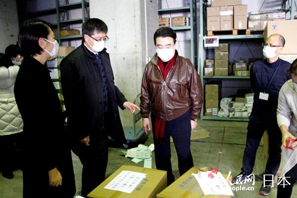 在日中国企业协会会长王家驯（左三）与中国工商银行东京分行行长何晓建（左二）检查医疗物资。（李沐航 摄）