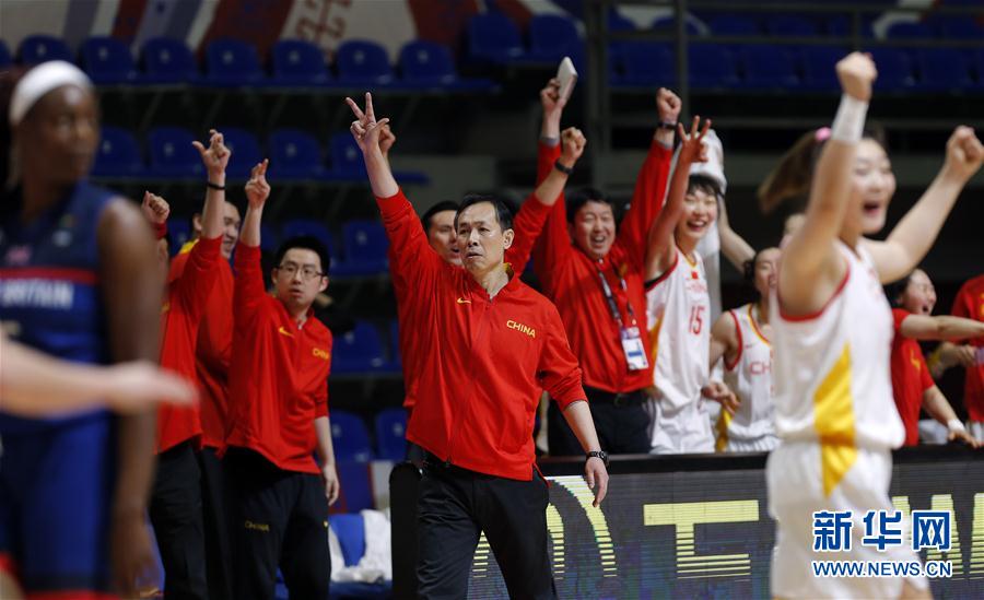 2月6日，中國隊主教練許利民（中）在比賽中慶祝球員命中三分球。（普雷德拉格·米洛薩夫列維奇攝）