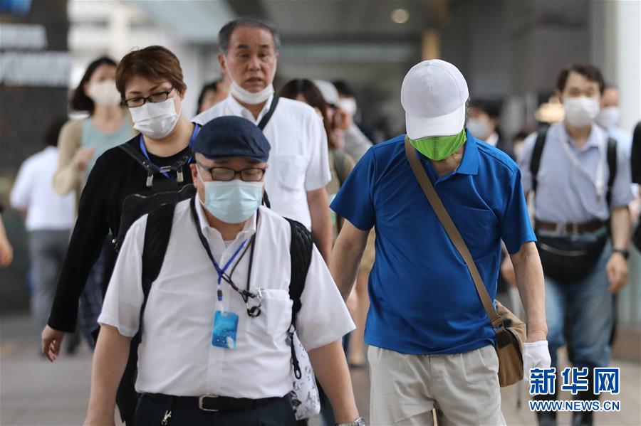 6月30日，在日本東京品川，人們下班后離開寫字樓走向車站。新華社記者 杜瀟逸 攝