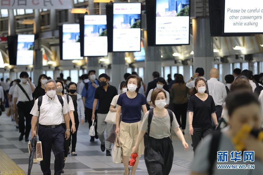 6月30日在日本東京品川車站內拍攝的下班時間的通勤人群。新華社記者 杜瀟逸 攝