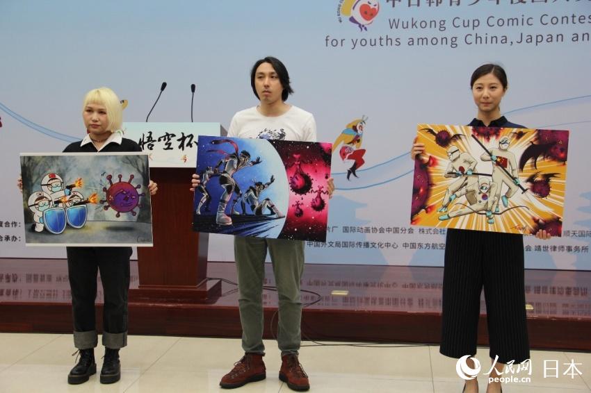 啟動儀式上展示了中日韓三國青年漫畫家為大賽創作的聯合抗疫主題漫畫作品。（趙雯博 攝）