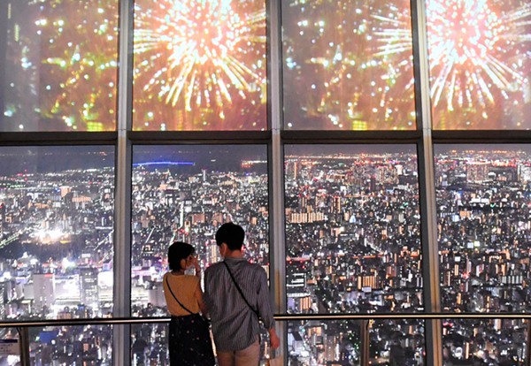 东京晴空塔在350米高空举行虚拟烟花大会（图片来源：朝日新闻网站）