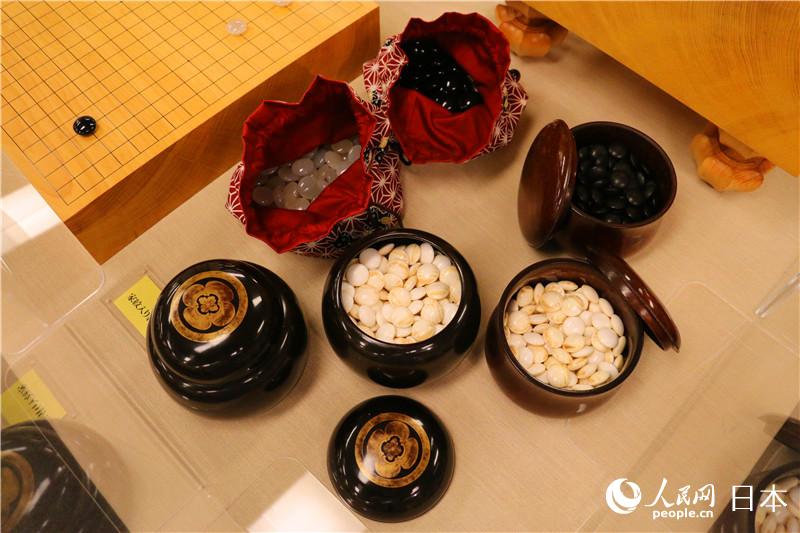 在浙江省與靜岡縣圍棋交流回顧展上展示的珍貴棋具。（李沐航 攝）