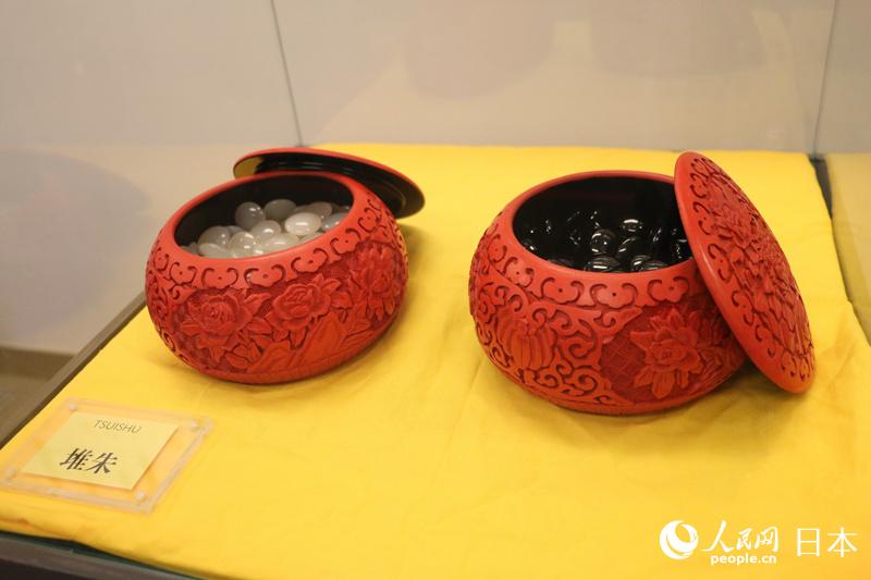 在浙江省與靜岡縣圍棋交流回顧展上展示的珍貴棋具。（李沐航 攝）