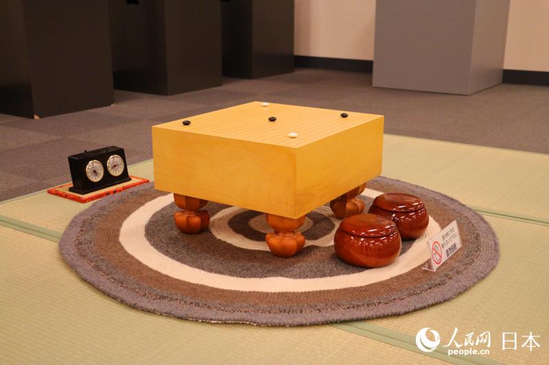 在浙江省與靜岡縣圍棋交流回顧展上展示的珍貴棋具。（李沐航 攝）