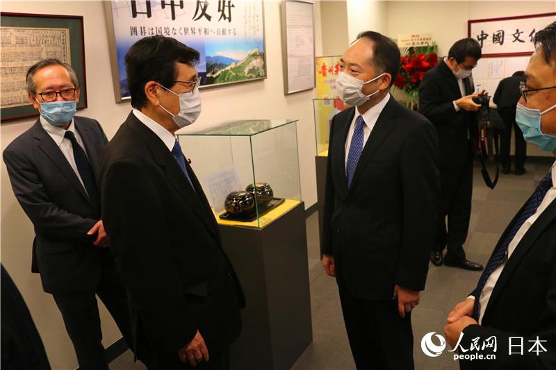 中國駐日本大使館公使楊宇（右二）與日本前參議院議員、圍棋文化振興議員聯盟會會長柳本卓治（左二）親切交談。（李沐航 攝）