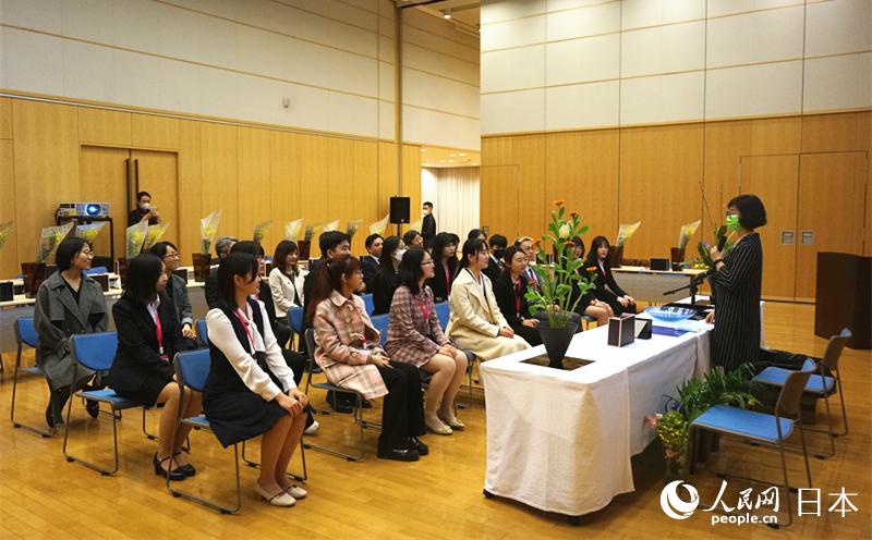 日本花道的代表性流派池坊流的花道老师讲述花道艺术。人民网记者 陈思摄