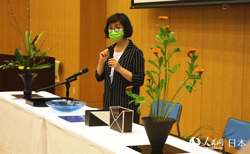日本花道的代表性流派池坊流的花道老師講述花道藝術。人民網記者 陳思攝