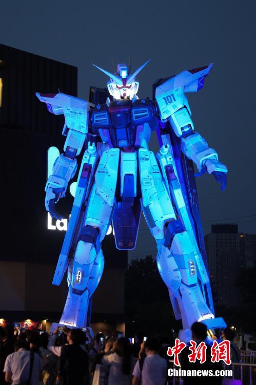日本海外首座高达立像上演机械灯光秀