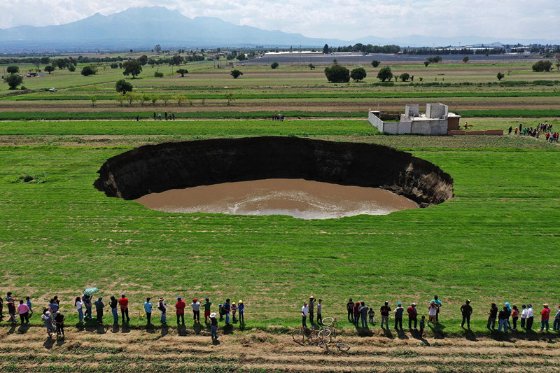 墨西哥普埃布拉州农田出现巨型”天坑“