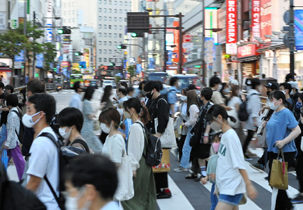 東京繁華街區人流涌動