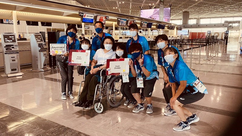 31日，张海迪（左四）在东京成田机场与志愿者合影。（图片来源：东京成田机场工作人员供图）