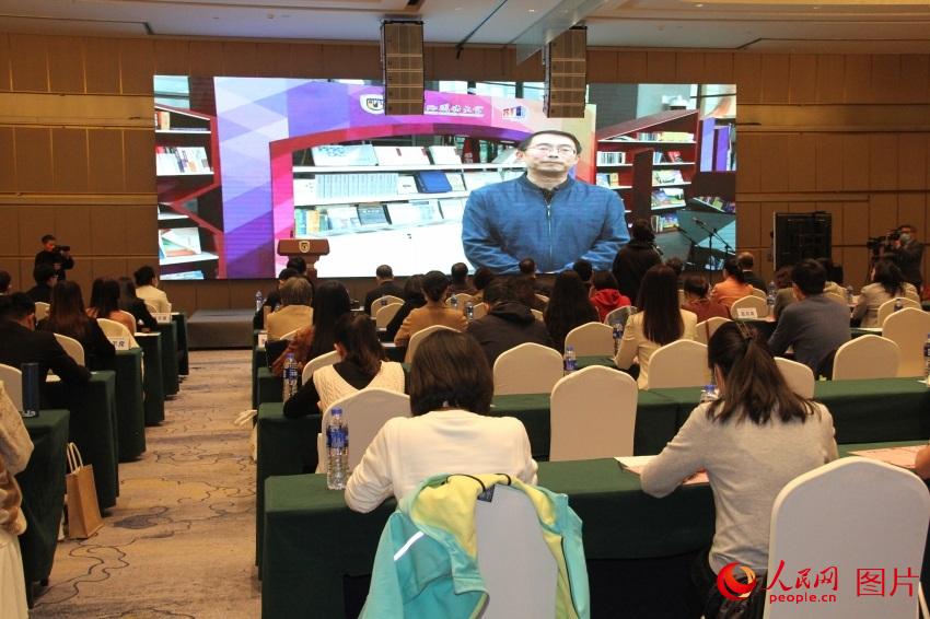 北京外國語大學黨委常委、副校長丁浩視頻致辭。人民網記者 趙雯博攝
