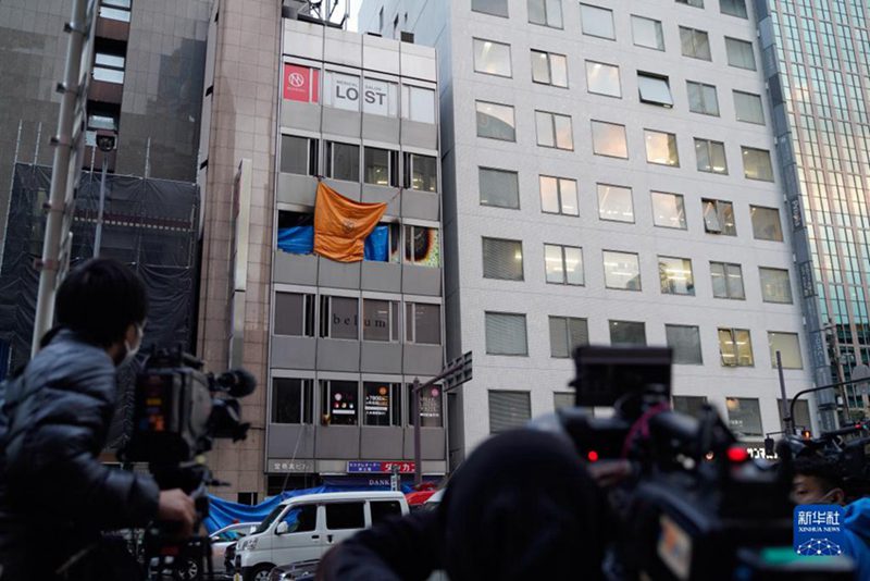 這是12月17日在日本大阪拍攝的發生火災的樓房。